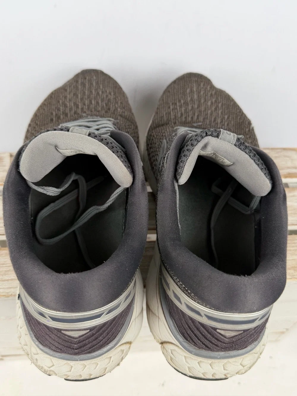 Brooks Men's Ghost 11 Running Shoes gray mesh upper size 10 wide (2E)
